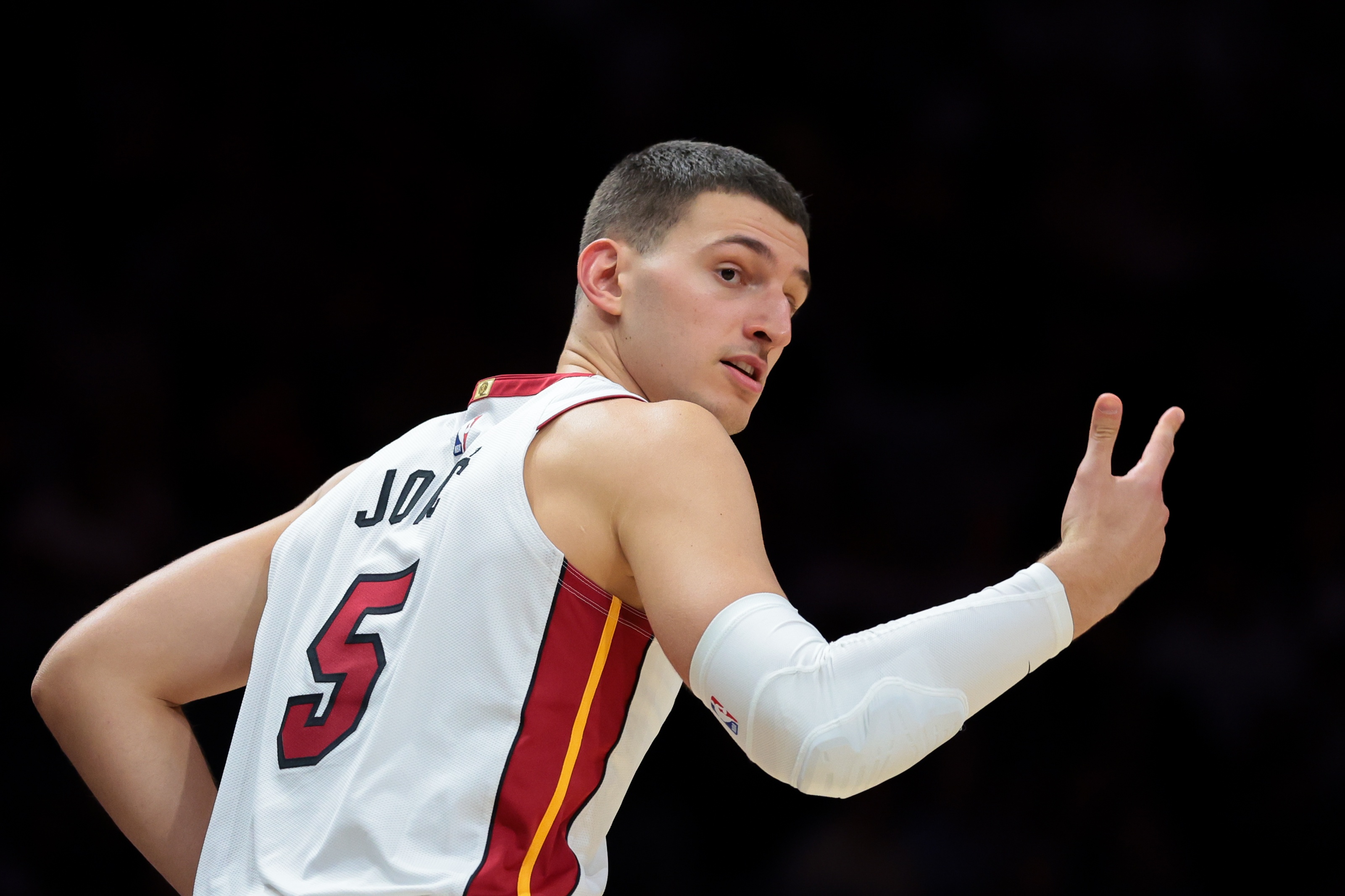 三分7中1！斯波：希望约维奇打得更果断更有自信 必须展现出韧性