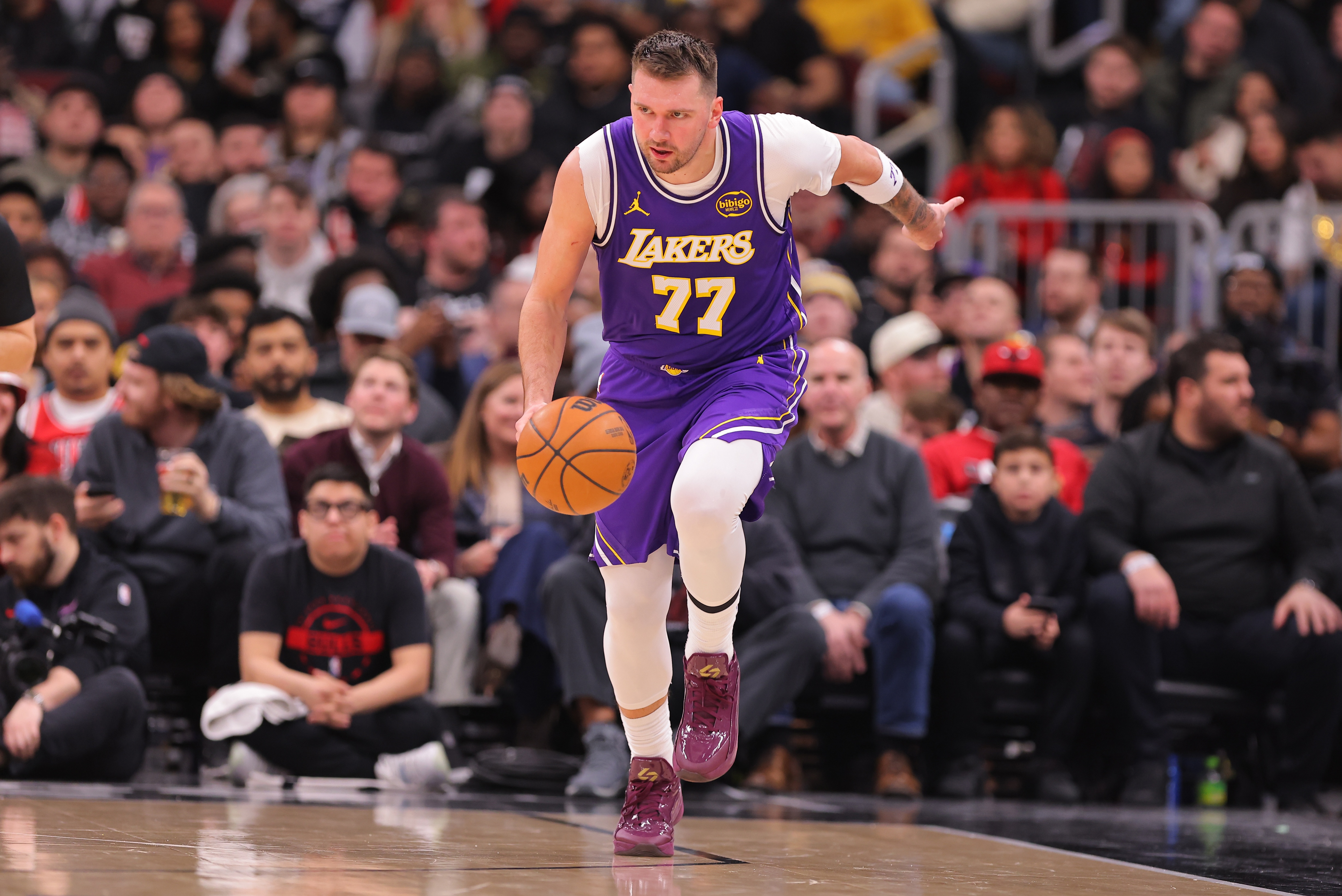 167棋牌 下載-别有大碍！东契奇次节左腿筋不适回更衣室 半场10中3&amp;5失误